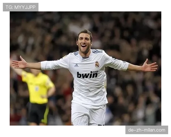 本泽马与伊瓜因的战术角色差异：全能前锋vs终结专家